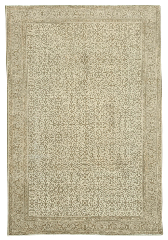 6' 4'' x 9' 4'' Handmade Vintage Rug