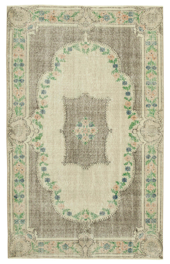 5' 6'' x 8' 11'' Beige Vintage Rug