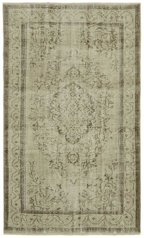 5' 2'' x 8' 5'' Vintage Hand-Knotted Rug