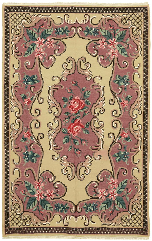 5' 7'' x 8' 8'' Traditional Kilim Rug